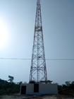 A torre da telecomunicação da antena 110KV galvanizou a estrutura de aço angular do radar