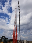O aço da telecomunicação galvanizou a torre de Guyed com suportes e relâmpago Rod