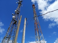A linha de transmissão telecomunicações de aço tubulares eleva-se para o canteiro de obras