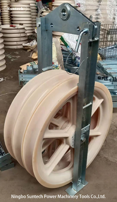 Linha de transmissão aérea de 916 x 110 mm com cinco roldanas de cabos condutores