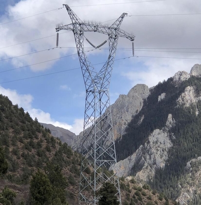 Torre de aço galvanizada de alta tensão equipada com pernas da transmissão da estrutura 4