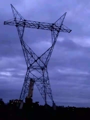 ASTM123 230KV 400KV entrelaçam as torres de aço para a linha de transmissão aérea