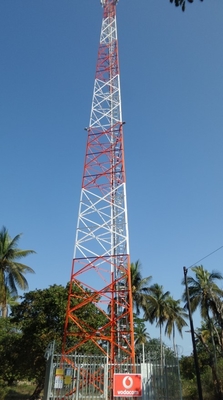 Da telecomunicação três torre de aço 33KV angular equipada com pernas com antena & suportes do Mw