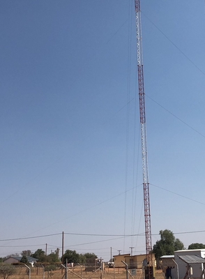 A torre da telecomunicação da antena 110KV galvanizou a estrutura de aço angular do radar