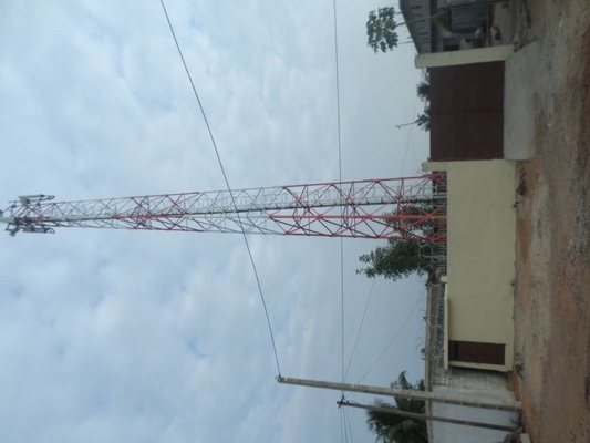 A torre da telecomunicação da antena 110KV galvanizou a estrutura de aço angular do radar