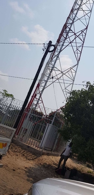 Mastro de 100M Gsm Antenna Tower e luz de obstrução angulares da aviação dos suportes
