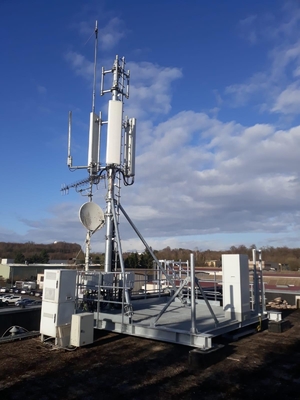 Aço superior galvanizado da torre Q235 do telhado de Guyed Polo do mergulho quente com acessórios relacionados
