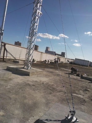 Aço superior galvanizado da torre Q235 do telhado de Guyed Polo do mergulho quente com acessórios relacionados