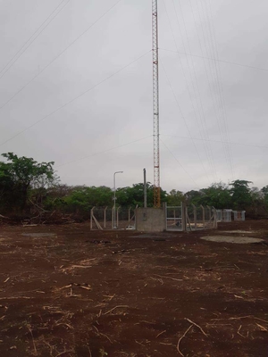 O aço da telecomunicação galvanizou a torre de Guyed com suportes e relâmpago Rod