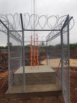 O aço da telecomunicação galvanizou a torre de Guyed com suportes e relâmpago Rod