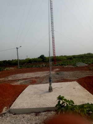 O mergulho Q355 quente galvanizou a torre de aço de Guyed para uma comunicação