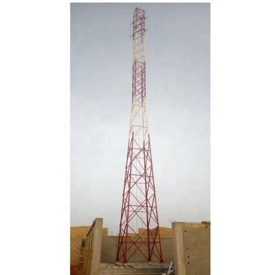 Torre de aço da telecomunicação do RDS RDU com suportes e cerca da paliçada