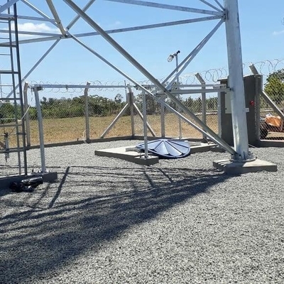 A torre de aço de uma comunicação 3 tubular equipada com pernas galvanizou