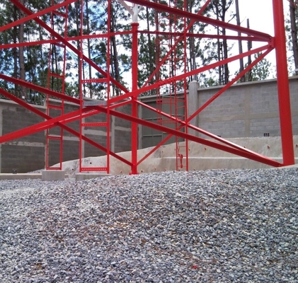 O mergulho quente equipado com pernas do aço 3 galvanizou a torre tubular com enterramento do relâmpago do suporte