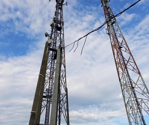 torre tubular galvanizada do ângulo de aço do mergulho quente de 50m com apreensão da queda do suporte