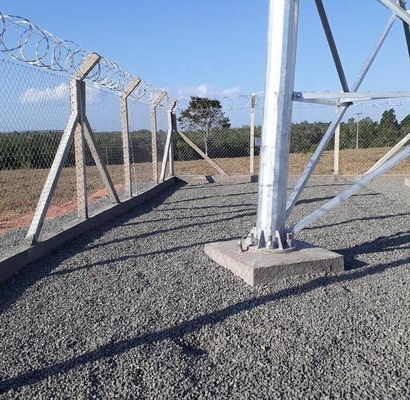 A linha de transmissão telecomunicações de aço tubulares eleva-se para o canteiro de obras